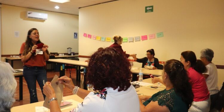 DIF MUNICIPAL OFRECE TALLER A MUJERES ADULTAS MAYORES