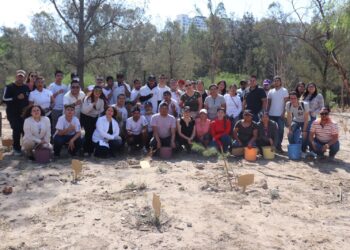 APOYADOS POR EL DIF MUNICIPAL JÓVENES REALIZAN TRABAJO COMUNITARIO EN EL CAMINO A LA PRESA
