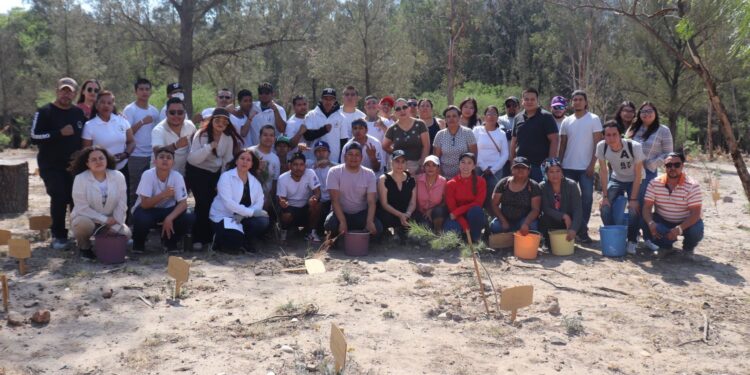 APOYADOS POR EL DIF MUNICIPAL JÓVENES REALIZAN TRABAJO COMUNITARIO EN EL CAMINO A LA PRESA