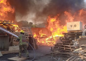Unidad de Rescate de Villa de Pozos participa en el combate al incendio en empresa tarimera