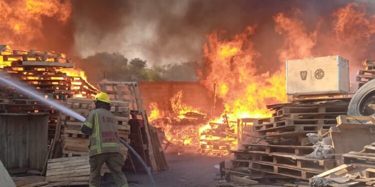 Unidad de Rescate de Villa de Pozos participa en el combate al incendio en empresa tarimera