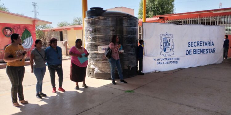 MUNICIPIO ENTREGA TINACOS-CISTERNA DE 10 MIL LITROS EN COMUNIDADES