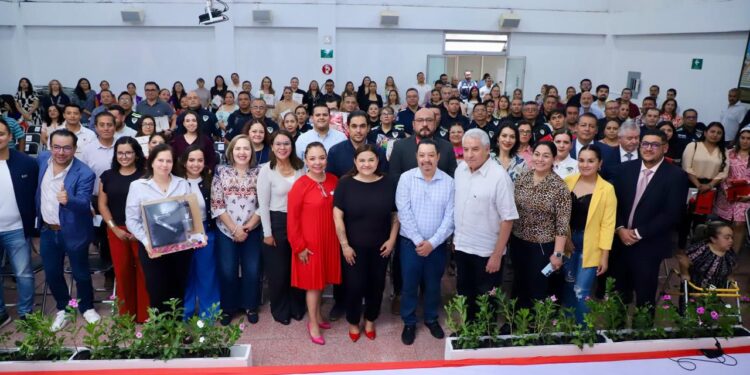 ENTREGA MUNICIPIO RECONOCIMIENTOS DE CÓDIGO DE ÉTICA A PERSONAL MUNICIPAL