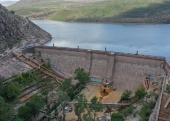 INICIAN DESFOGUE DE EXCEDENTES DE LA PRESA SAN JOSÉ SOBRE EL BULEVAR RÍO SANTIAGO