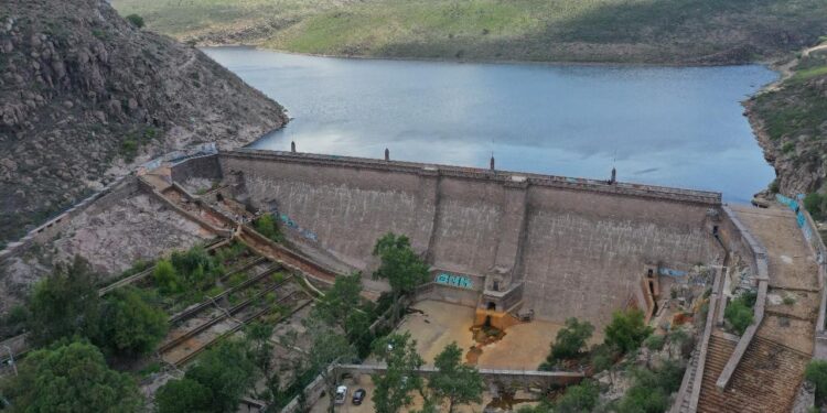 INICIAN DESFOGUE DE EXCEDENTES DE LA PRESA SAN JOSÉ SOBRE EL BULEVAR RÍO SANTIAGO
