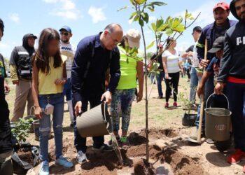 ALCALDE SE COMPROMETE A LA REGULARIZACIÓN DE LOS SERVICIOS EN VILLA MAGNA