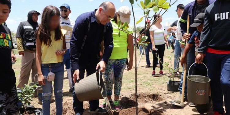 ALCALDE SE COMPROMETE A LA REGULARIZACIÓN DE LOS SERVICIOS EN VILLA MAGNA
