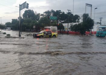 IMPLEMENTA POLICÍA MUNICIPAL DISPOSITIVO VIAL POR ESCURRIMIENTOS DE AGUA DE LLUVIA