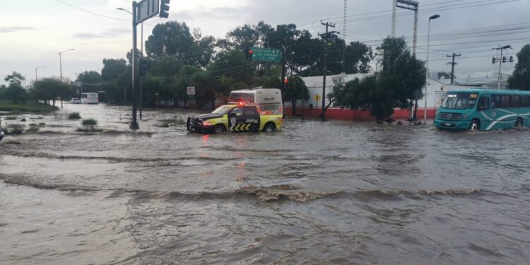 IMPLEMENTA POLICÍA MUNICIPAL DISPOSITIVO VIAL POR ESCURRIMIENTOS DE AGUA DE LLUVIA
