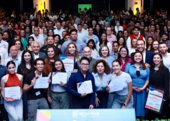 ALCALDE ENTREGA LOS PREMIOS MUNICIPALES A LA JUVENTUD Y AL MERITO EDUCATIVO