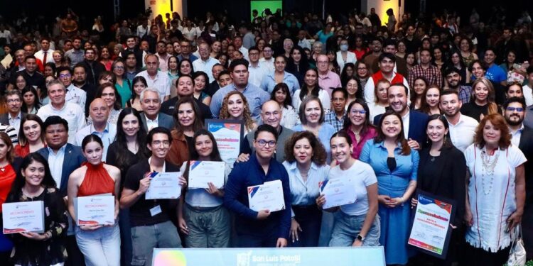 ALCALDE ENTREGA LOS PREMIOS MUNICIPALES A LA JUVENTUD Y AL MERITO EDUCATIVO