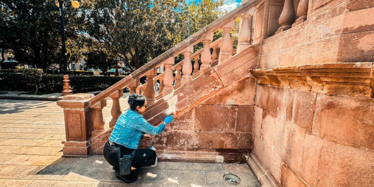 RESTAURA MUNICIPIO KIOSCO DE LA PLAZA DE ARMAS