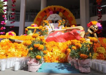 INSTALAN EN LA UNIDAD ADMINSITRATIVA MUNICIPAL ALTAR DE MUERTOS MONUMENTAL