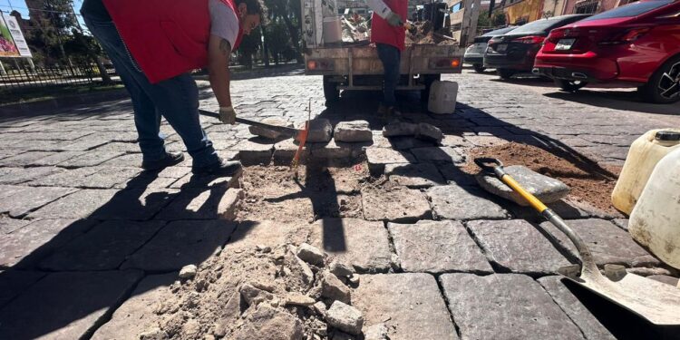 MUNICIPIO ATIENDE DE MANERA INMEDIATA REPORTE DE BACHEO QUE LE HICIERON A GÜICHO