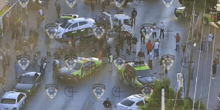 POLICIA MUNICIPAL INTERVIENE Y DESPEJA BLOQUEO DE TAXISTAS EN AV UNIVERSIDAD