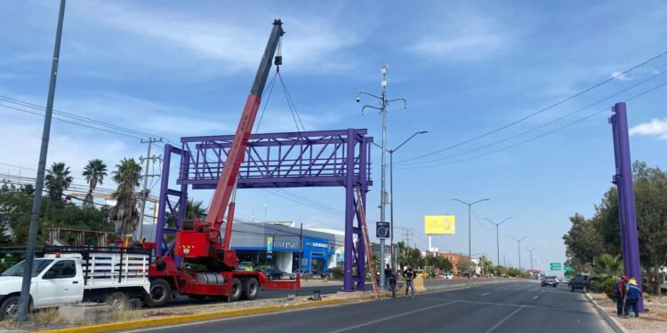 INSTALA MUNICIPIO EL PRIMER PUENTE PEATONAL CON ELEVADOR