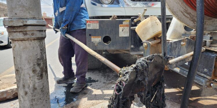 Papel sanitario, toallitas húmedas y colillas de cigarro, entre los principales productos que dañan ductos de drenaje