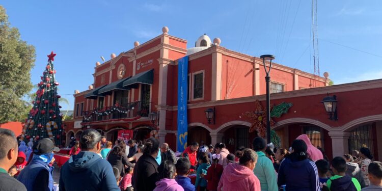 MUNICIPIO PARTE LA TRADICIONAL ROSCA DE REYES EN LA DELEGACIÓN LA PILA