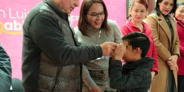 DIF MUNICIPAL ENTREGA LENTES GRADUADOS A ESTUDIANTES