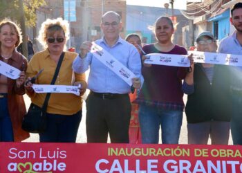 MUNICIPIO ENTREGA PAVIMENTACIÓN DE CALLE GRAFITO