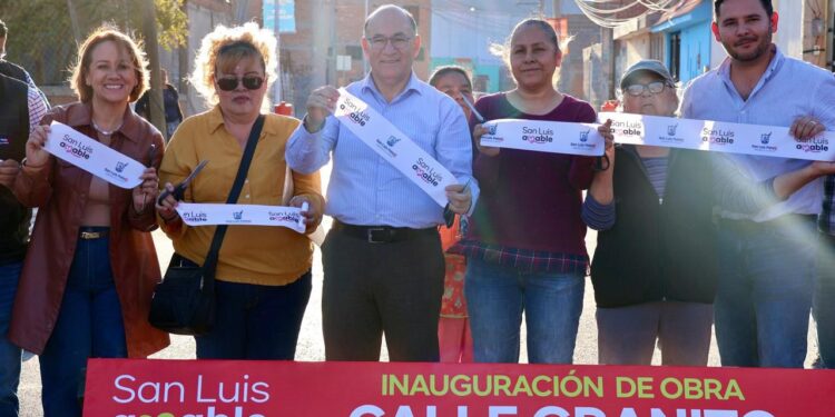 MUNICIPIO ENTREGA PAVIMENTACIÓN DE CALLE GRAFITO