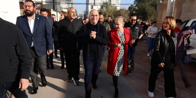 VECINOS DE LA GARITA DE JALISCO, AGRADECEN OBRAS DE PAVIMENTACION AL ALCALDE CAPITALINO
