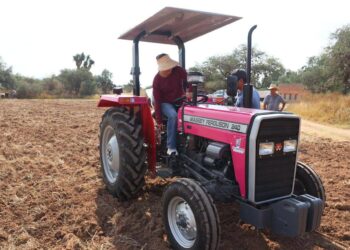 MUNICIPIO DE LA CAPITAL LLEVA EL PROGRAMA MUJERES AL TRACTOR A TERRONES Y BOCAS