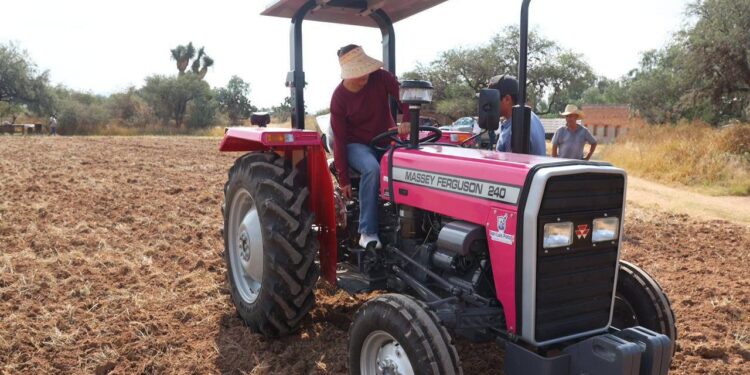 MUNICIPIO DE LA CAPITAL LLEVA EL PROGRAMA MUJERES AL TRACTOR A TERRONES Y BOCAS