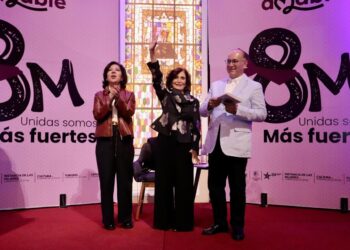 EVENTO PARA CONMEMORAR EL 8M PRESENTO A LA ESCRITORA ÁNGELES MASTRETTA