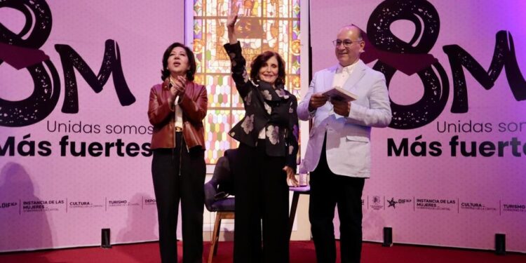 EVENTO PARA CONMEMORAR EL 8M PRESENTO A LA ESCRITORA ÁNGELES MASTRETTA