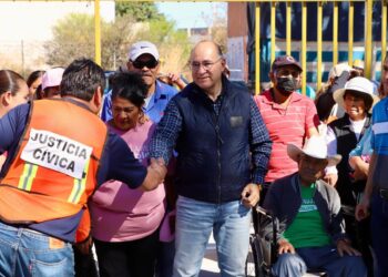 ALCALDE VISITA LA COLONIA LA FORESTA EN SU DOMINGO DE PILAS