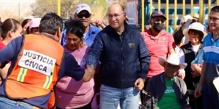 ALCALDE VISITA LA COLONIA LA FORESTA EN SU DOMINGO DE PILAS