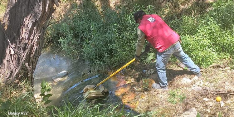 MUNICIPIO ENVIA CUADRILLAS PARA LIMPIAR CAUCES PLUVIALES