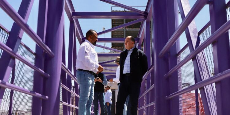 SUPERVISA ALCALDE PUENTE PEATONAL CON ELEVADOR EN LA SALVADOR NAVA