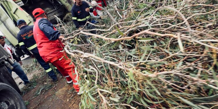 MUNCIPIO ATIENDE DE MANERA INMEDIATA PARA RESTABLECER LA MOVILIDAD ANTE LAS RECIENTE LLUVIAS