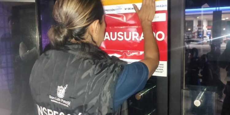 COMERCIO MUNICIPAL CLAUSURA EVENTO CLANDESTINO EN HIMNO NACIONAL