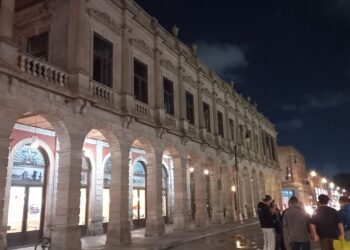 MUNICIPIO MANTIENE TOTALMENTE ILUMINADA PLAZA FUNDADORES