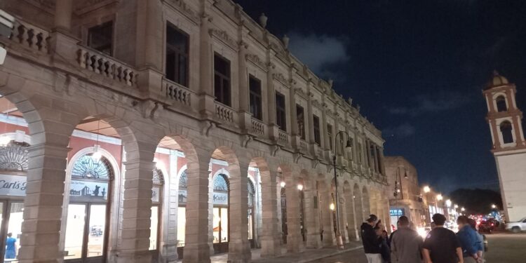 MUNICIPIO MANTIENE TOTALMENTE ILUMINADA PLAZA FUNDADORES