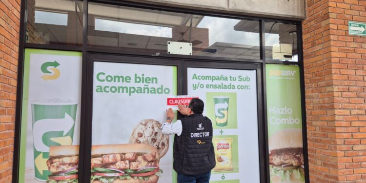 CLAUSURAN COMERCIOS EN PLAZA WTC DE LA DELEGACIÓN LA PILA POR FALTA DE LICENCIA DE FUNCIONAMIENTO