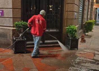 LIMPIAN PASAJE HIDALGO CON HIDROLAVADO NOCTURNO