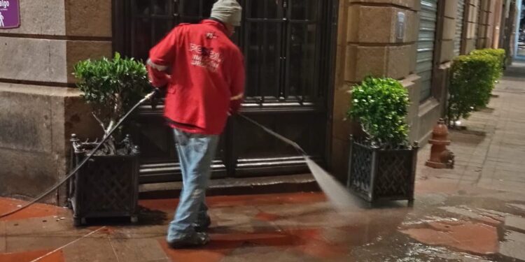 LIMPIAN PASAJE HIDALGO CON HIDROLAVADO NOCTURNO