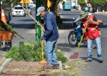 CONTINÚAN MUNICIPIO CON LA LIMPIEZA Y MANTENIMIENTO DE LA CIUDAD