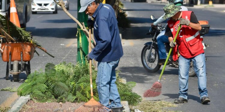 CONTINÚAN MUNICIPIO CON LA LIMPIEZA Y MANTENIMIENTO DE LA CIUDAD