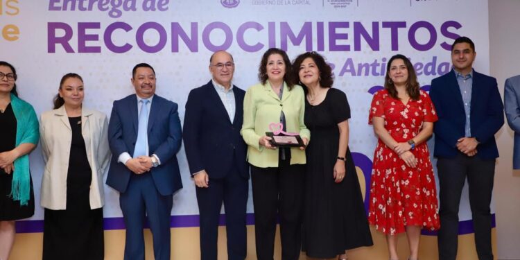 MUNICIPIO DE LA CAPITAL ENTREGA RECONOCIMIENTOS A SUS TRABAJADORES