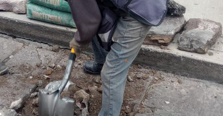 INTERVIENEN LA CALLE ANÁHUAC CON LABORES DE BACHEO