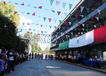 ESCUELAS MUNICIPALES CELEBRAN EL MES PATRIO CON HONORES CÍVICOS