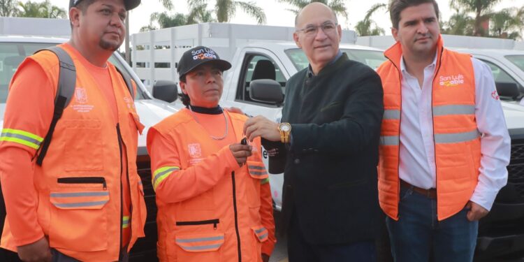 ENTREGA ALCALDE VEHÍCULOS Y UNIFORMES A PERSONAL OPERATIVO