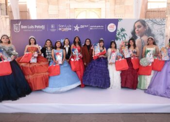 DIF MUNICIPAL REGALA VESTIDOS DE XV AÑOS PARA QUE CUMPLAN SU SUEÑO