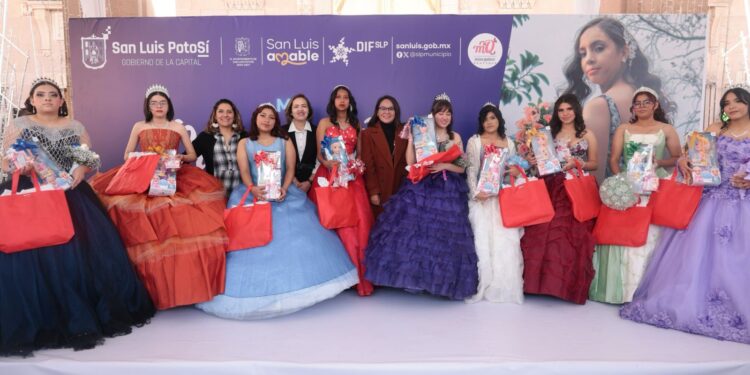 DIF MUNICIPAL REGALA VESTIDOS DE XV AÑOS PARA QUE CUMPLAN SU SUEÑO