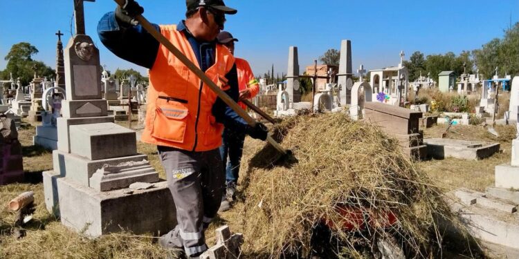 DAN LIMPIEZA Y MANTENIMIENTO GENERAL AL PANTEÓN EL SAUCITO, PREVIO AL DÍA DE MUERTOS